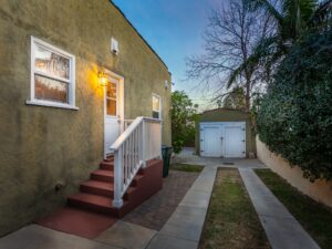 Detached Garage & Driveway